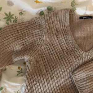 Stickad tröna - En beige, stickad tröja som är v ringad!💕
