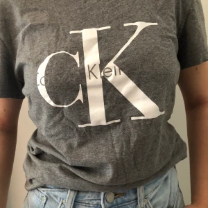 Calvin Klein t-shirt, storlek S - Grå t-shirt i bra kvalite