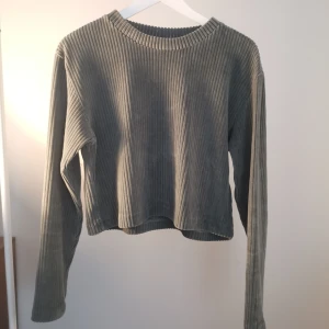 Tröja från Weekday  - Jättefin tröja från Weekday i nyskick. Lite kortare i modellen och passar fint med höga jeans tex. Storleken stämmer bra. Köparen står för frakten