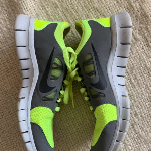 Träningsskor från NIKE free 5.0 - Träningsskor från NIKE, använda ett par gånger men i väldigt bra skick. Är lite för stora för mig. 23.5 cm