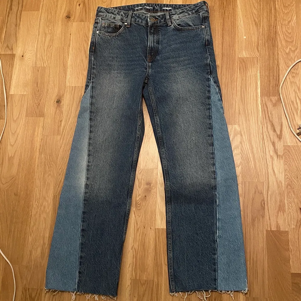 snygga jeans som säljes pga storleken. Har använts bara 1 gång så den är i nyskick! Köparen står för frakten :) kommentera eller dm om ni har några frågor :). Jeans & Byxor.