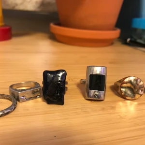 Ringar - Slitna men ändå tjusiga! Frakt 11 kr, skriv för bättre bilder. Mellan 10-30kr styck! Skriv för exakt pris på varje ring :) samt för storlek 
