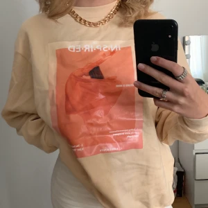 Tröja med tryck💞💞 - Assnygg beige tröja från mango med coolt tryck som tyvärr inte kommer till användning längre💞💞