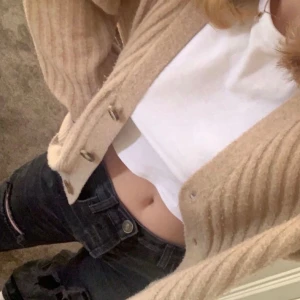 Beige kofta, strl M - Populär zara kofta som är min favorit men börjat tröttna på den😔 jätte bekväm och kan användas både som kofta eller bara som den är när den är knäppt💕💕 frakt tillkommer 