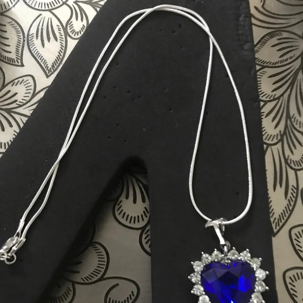 💙 Brand new Zafir blue pretty silvet 925 necklace for you is fashioned with  blue glas shaped heart  created sapphire framed in twinkling diamonds which is a replica of the titanic necklace. Enjoy!💙  bjuder på portot   . Accessoarer.
