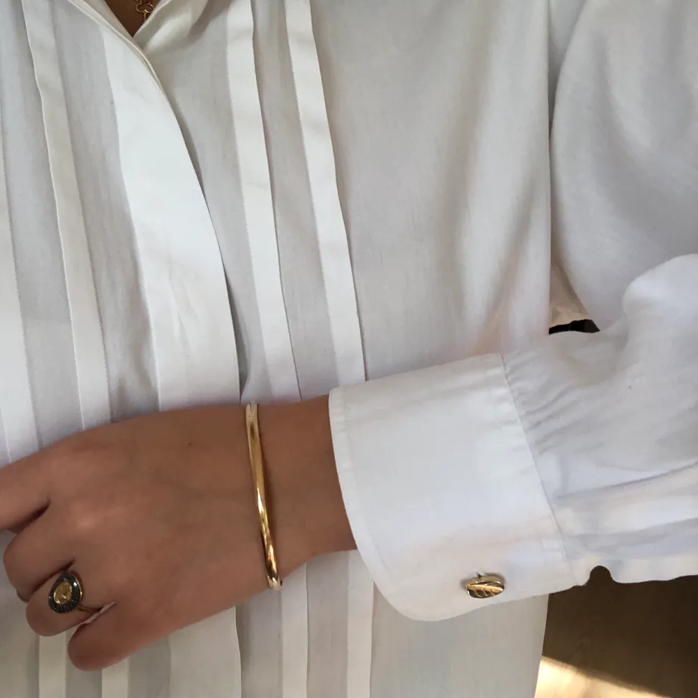 Klassisk vit skjorta från Stenströms med söta gulddetaljer. Använd fåtal gånger och är i nyskick! Passar både M och S ( jag har strl S och passar då perfekt som lite ”oversized”)🤍✌🏼. Skjortor.