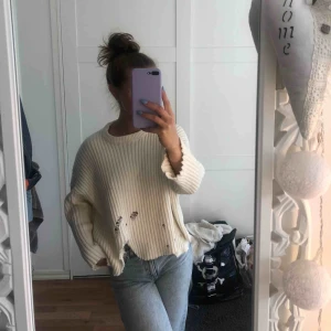  - En jätte fin stickad tröja men slitningar lite här och var. Kommer tyvärr inte till användning därför säljer jag den:) 200 kronor inkl frakt💙💙