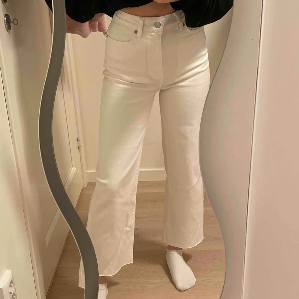 Helt nya vita jeans som jag använde endast en gång🖤Jag är 166cm. Jeans & Byxor.
