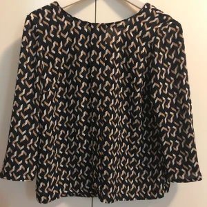 Blus från Stockholm LM. XS  - Snygg blus från Stockholm LM. Storlek XS. Sparsamt använt, guldiga knappar längs hela baksidan. Finns dock en slitning på en knapp, se bild! 