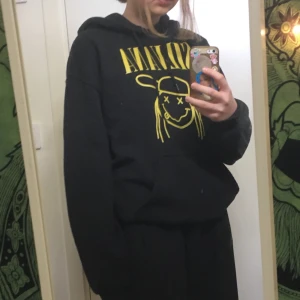 Silvana imam hoodie - Köpt på silvana imams ”merch sida” för typ 1 år sen, väldigt använd så den är lixom inte i ”nytt” skick