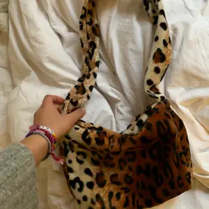 Fina nya leopardväskor med blixtlås! gör flera stycken men alla med samma tyg och blixtlås. Sydda fint av mig med kärlek och stil:) frakt kostar 30kr❤️❤️