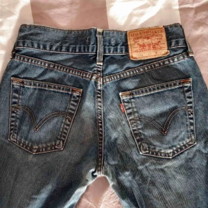  - Superfina Levis som tyvärr inte passar mig. Raka i modellen. Frakt 39 kr 💕