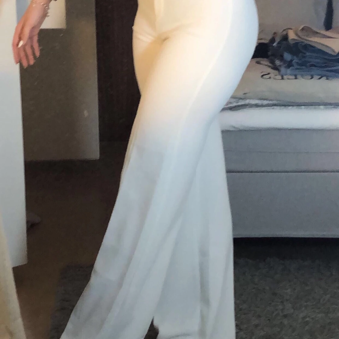 Vita vida byxor från MANGO