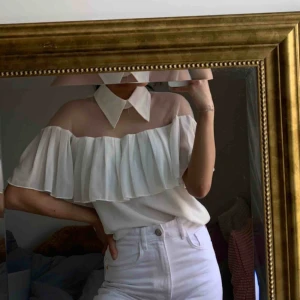  - Helt oanvänd blus/top i vitt. Jättefin till allt.