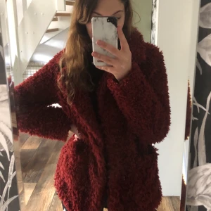 pälsjacka - en jättefin jacka från hm köpt för några månader sedan mdn knappt använd. i storlek xs, skriv för fler bilder<3 166kr inkl frakt