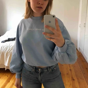 Weekday blå tjocktröja - Jättecool tjocktröja från Weekday. Storlek XS, passar även S💓coola ärmar och broderat fram- och baktill! Fraktar eller möts vid Odenplan.