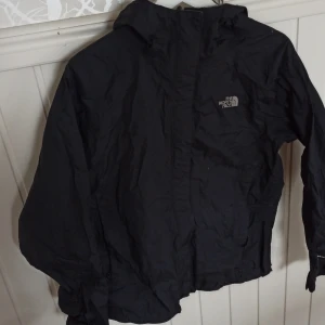 The north face tunn regnjacka - Tunn regnjacka i fint skick.