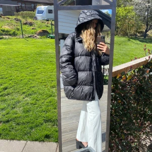 Puffer jacka - Stor, varm och skön pufferjacka, perfekt till hösten/vintern. Går precis över rumpan på mig som är 163, köpt på hm förra året 🖤 frakt tillkommer