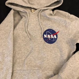 Oversized hoodie - Oversized nasa hoodie från h&m storlek xs, använd 2 gånger. Frakten ingår