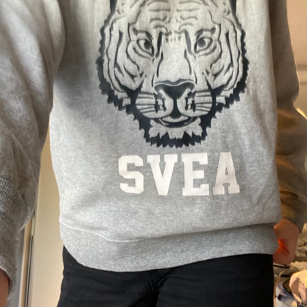 Säljer min tröja från Svea i M💕 passar även för storlek s men är lite oversized som jag tycker är snyggt och som har ett stort tryck av Svea lejonet💕 kunden står för frakten . Tröjor & Koftor.