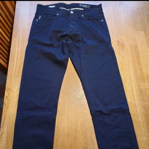 Marinblå jeans  jack & Jones stel 30/30  - Knappgylf. Sparsamt använda så i bra beg skick.  Samfraktar gärna så kolla mina andra annonser  