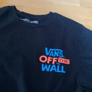 Vans t-shirt - Jättefin vans t-shirt med både tryck fram o bak! Väldigt fint skick ❤️