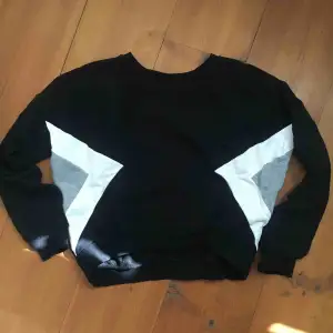 Crop top sweatshirt från Gina Tricot. Storlek Medium men skulle mer säga att det är en small. Pris 50kr och köparen står för frakt.