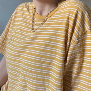 Randig t-shirt från Brandy Melville - Gul och vit randig t-shirt från brandymelville💛 har ej använts så mycket, tröjan är jättemysigt och sitter lite oversized. Köpt för 230 kr