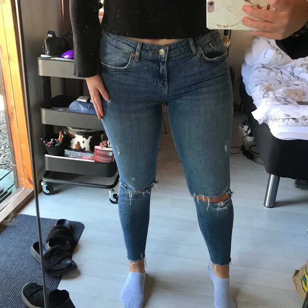 Ett par supersnygga blåa jeans från zara i storlek 40 som tyvärr inte kommer till användning, dem är väldigt sparsamt använda och förtjänar ett nytt hem. Frakt är inte inräknat i priset🥰. Jeans & Byxor.