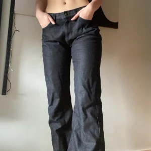Utsvängda jeans - Utsvängda jeans i skönt flexibelt material. Djupt blå/svart färg, sitter superbra på mig som är S, vet dock inte storleken. Fraktar eller möts upp i Sthlm💕