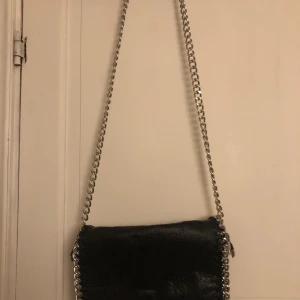 Väska - Väska från Tiamo 💞 köpt för 500kr säljer för 100kr plus frakten💙 det är mellan storleken 