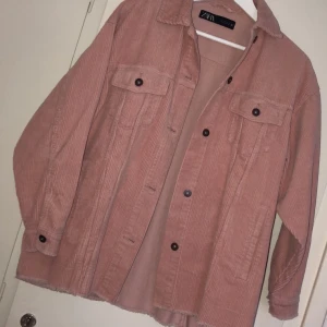 manchesterjacka - Oversized manchesterjacka från Zara, köpt för ca 1 månad sen, aldrig använd. Tyckte inte jag passade i färgen 🙄 Tycker inte färgen blir rättvis på bilderna, isåfall mer på bild nummer 2! Den är ljusrosa