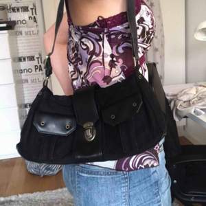 intresse koll : Supersnygg handväska, trendig, den har två små slitningar på baksidan men de syns knappt perfekt till sommaren🥰🌺🌺
