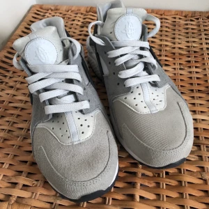 Nike huarache  - Använda 2 gånger men säljs nu för att de är för små. Storlek 38. Hämtas i Hässelby. 