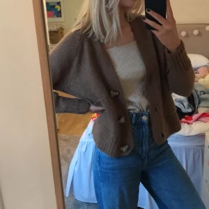 Zara kofta - Superfin brun stickad kofta från Zara. Aldrig använd med lappen kvar. Fick i julklapp men är för kort i armarna på mig som är 176
