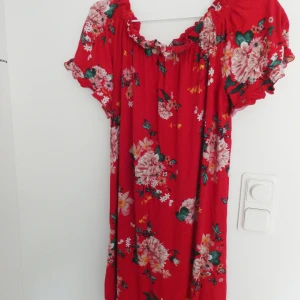 Off shoulder klänning - Blommig Off shoulder klänning från Gina Tricot. Storlek M.Köparen betalar frakten.