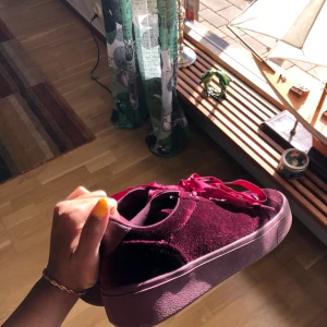 Lila Sneakers - Skor från Stadium, märke SOC. Använda 1-2 gånger. Säljer för att dem tyvärr blivit försmå 💜 Köparen står för frakten!