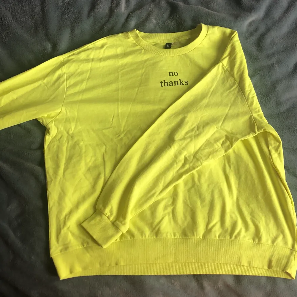 En neon gul tröja som inte är jette tjock. Oversize. Använd få gonger och ganska ny. . Tröjor & Koftor.