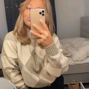  - Stickad tröja från h&m, inte använd. Köparen står för frakten! OBS högsta bud just nu: 140kr inkl frakt