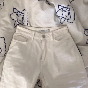 Jeans - Jeans med cool detalj vid benen. Från nakd, tyvärr för små för mig.