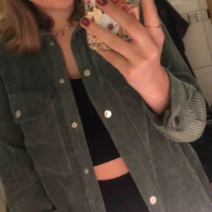  - En superfin Manchester skjorta/jacka från Gina Tricot. Använd ett fåtal gånger och är i fint skick. Som ni kan se på första bilden ramlade en knapp av, men det är åtgärdat och knappen sitter på jackan som en smäck nu😊😊
