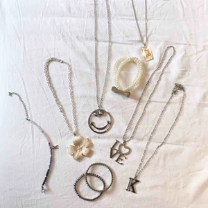 - - (3 ST ÄR REDAN SÅLDA) 10kr per smycke + frakt. Skriv privat om du har någon fråga eller till exempel vill se fler bilder på smyckena!💖Kan tillägga att armbandet längst ner till vänster har lila nyanser i sig!