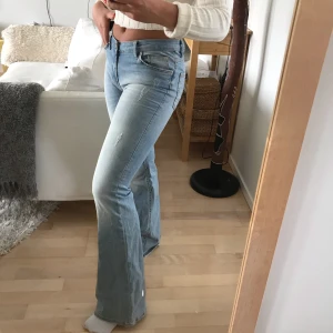 Bootcut jeans från Gina tricot - Ett par bootcuy/flare jeans storlek 36 från Gina tricot. I mycket fint skick