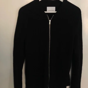 Tröja med dragkedja från samsoe samsoe  - Garderobrensning med märkeskläder, kika gärna på mina andra annonser.   Tröja i mycket fint skick från samsoe samsoe storlek L men passar förmodligen dig med M också