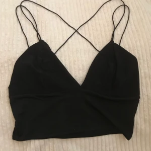Svart crop top  - Svart crop top från NLY i strl 36. Stretch material.😍