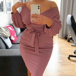  - Oanvänd, endast testas. Beställd från Boohoo för 450 kr 2019. Lapp sitter kvar. Säljes pågrund av den ej kommit till användning. Fraktar helst men kan mötas upp i Sthlm också. Köparen står för frakten🥰  Storlek: UK 16 US 12 EU FR 44 EU DE 42