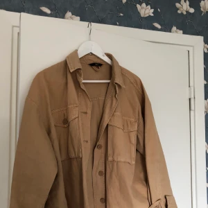 ONLY jeansjacka! - Only jeansjacka, använd 2 gånger! Strl 42 men sitter som 40! Nypris: 450kr