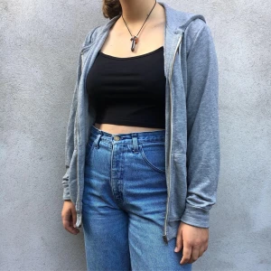 Grå hoodie  - Grå mysig hoodie. Passar till allt. Lagom häng om ni fattar. Trivs verkligen i den. Frakt tillkommer (kolla gärna in resten av mina kläder så går de på samma frakt). 