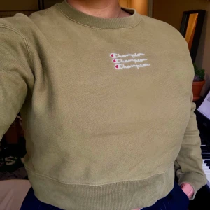 Champion tröja st M - Säljer nu min gröna croppade champion tröja då den inte används så mycket längre. Den är i bra skick och passar en S också. Vid snabbt svar kan jag gå med på 400kr 🥰🥰