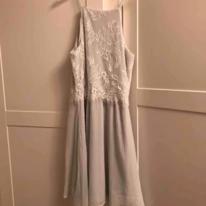  - Skit fin klänning från Nelly Endast använd en gång! Priset kan diskuterats och köparen står för frakten